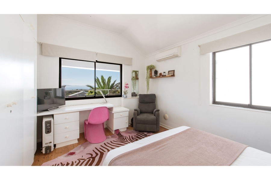 5 Bedroom Property for Sale in Green Point Western Cape